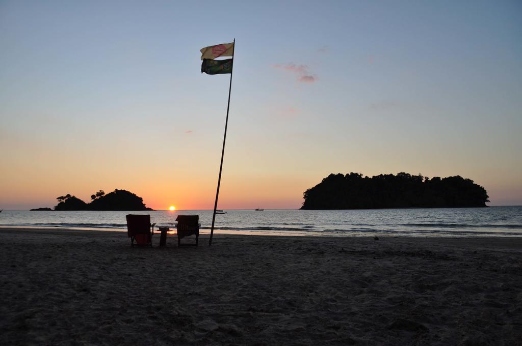 Tawan Bar And Bungalow Hotel Ko Phra Thong Exterior foto
