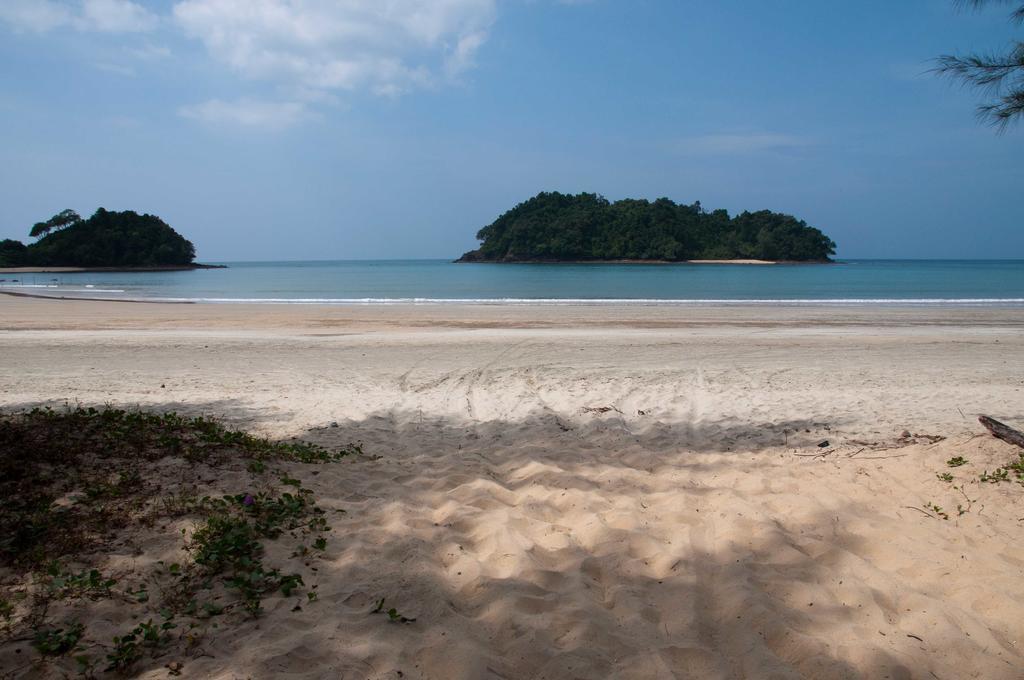 Tawan Bar And Bungalow Hotel Ko Phra Thong Exterior foto